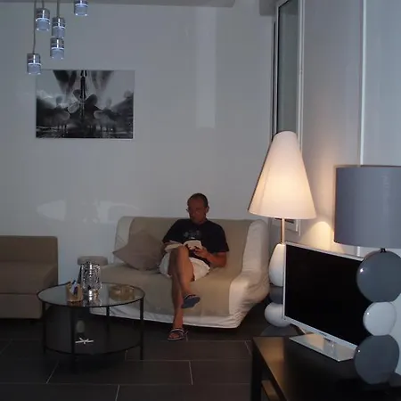 Robinson Standing Pieds Dans L'eau Saint-Raphaël