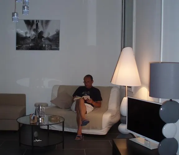 Robinson Standing Pieds Dans L'eau Saint-Raphaël